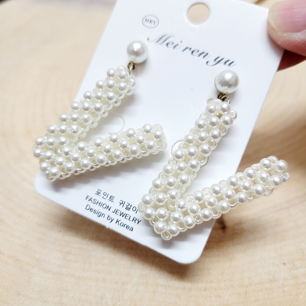 Brand New Letter V Pearl Earrings